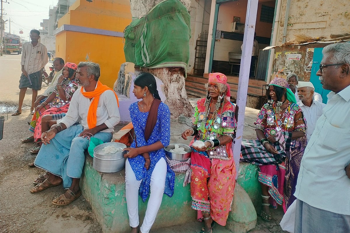 ಲಕ್ಷ್ಮೇಶ್ವರ: ಬೆಣ್ಣೆ ಮಾರಾಟಕ್ಕೆ ಸೂಕ್ತ ವ್ಯವಸ್ಥೆಗೆ ಆಗ್ರಹ