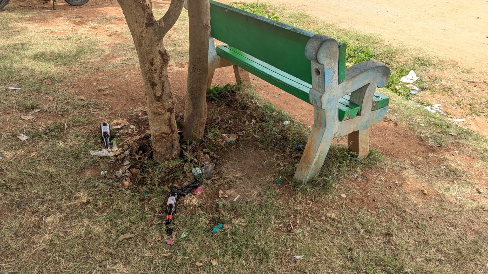 ಚಾಮರಾಜನಗರದ ಡಾ.ಬಿ.ಆರ್.ಅಂಬೇಡ್ಕರ್ ಜಿಲ್ಲಾ ಕ್ರೀಡಾಂಗಣದೊಳಗೆ ಬಿದ್ದಿರುವ ಮದ್ಯದ ಬಾಟಲಿಗಳು