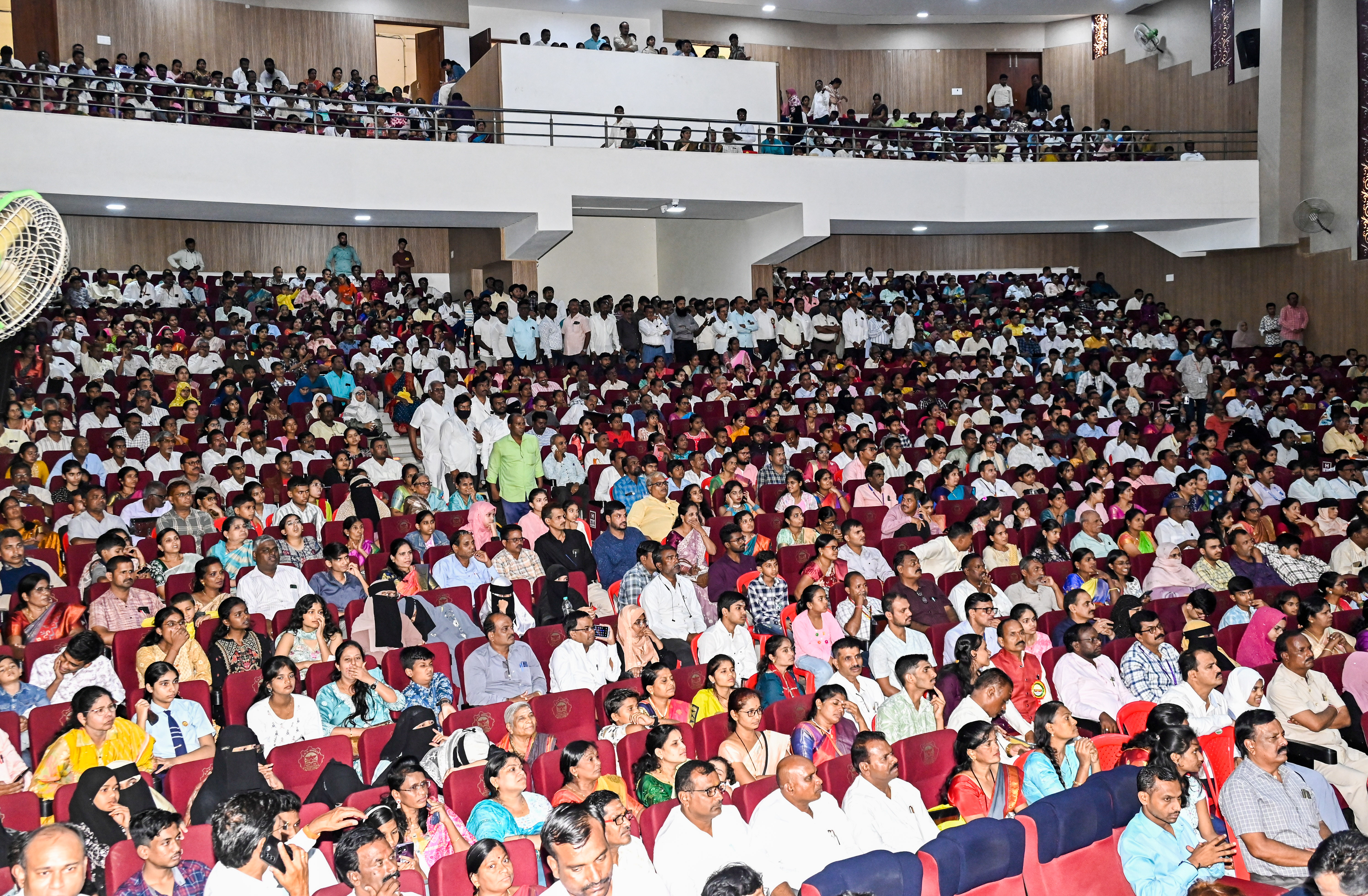 ಪ್ರತಿಭಾ ಪುರಸ್ಕಾರ ಸಮಾರಂಭದಲ್ಲಿ ಕಿಕ್ಕಿರಿದು ನೆರೆದ್ದ ವಿದ್ಯಾರ್ಥಿಗಳು ಪೋಷಕರು... –ಪ್ರಜಾವಾಣಿ ಚಿತ್ರ