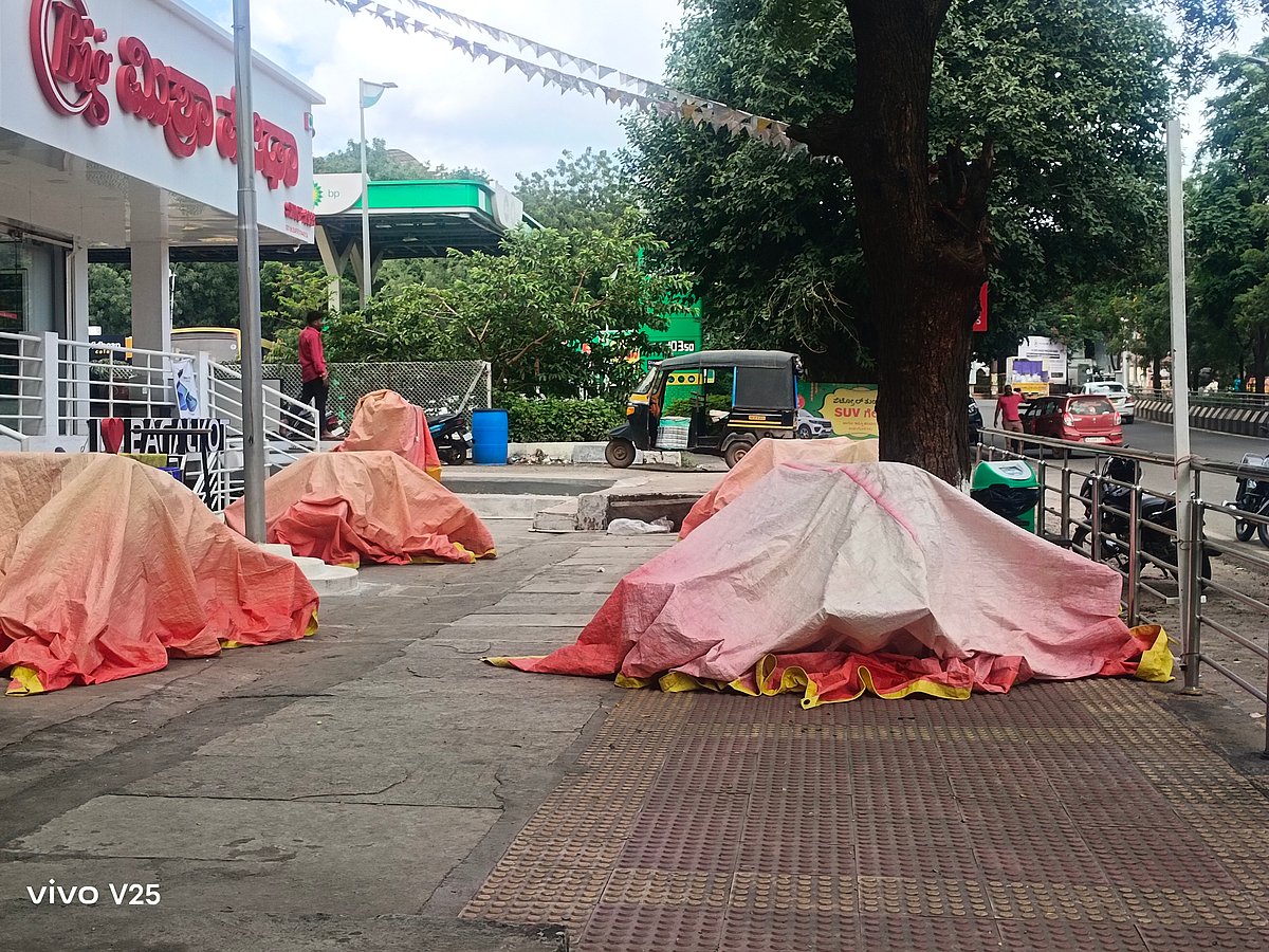 ಬಾಗಲಕೋಟೆ| ಫುಟ್‌ಪಾತ್ ಅತಿಕ್ರಮಣ: ಪೊಲೀಸರ ಮೌನ
