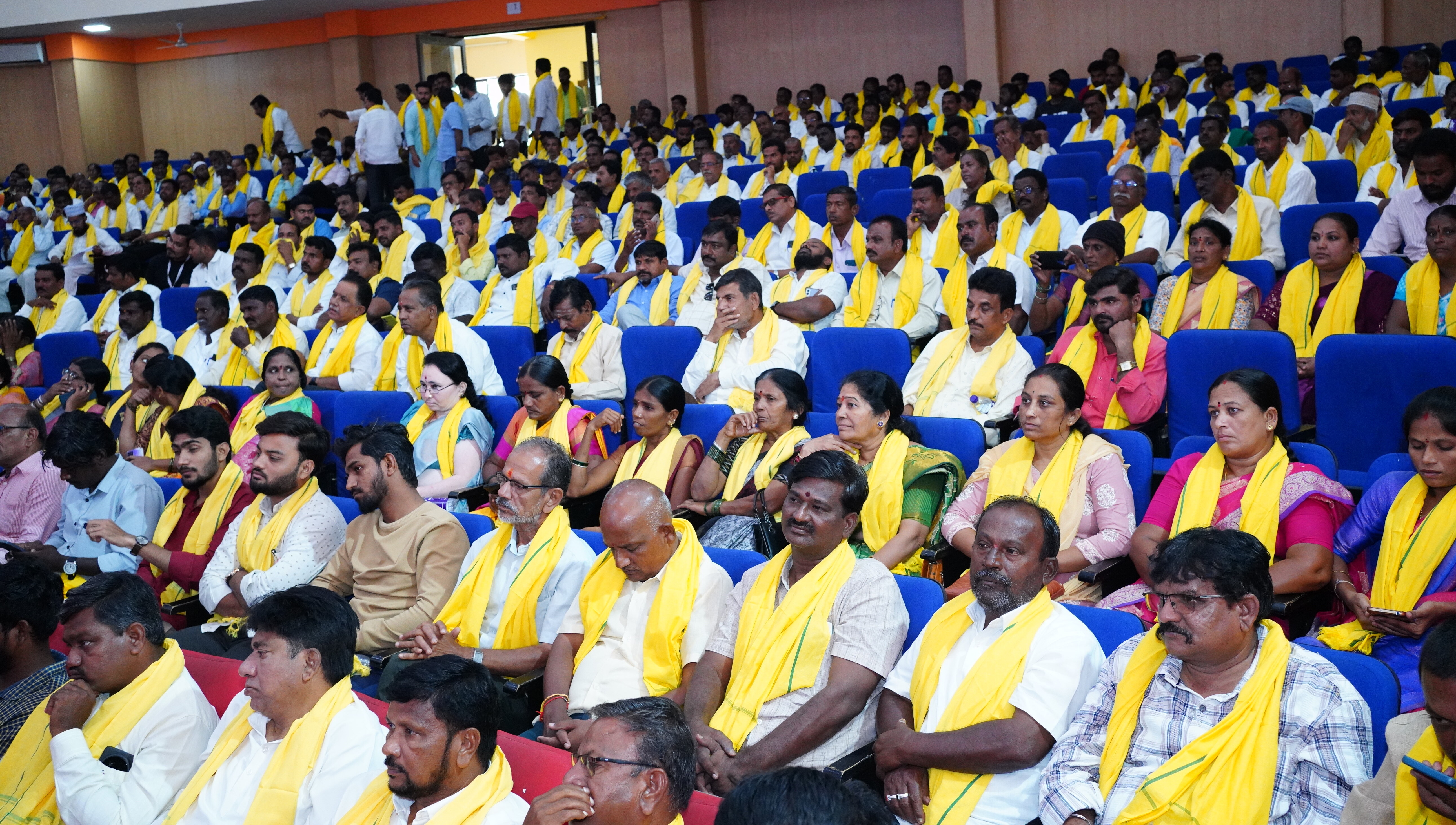 ರಾಯಚೂರಿನಲ್ಲಿ ಭಾನುವಾರ ಆಯೋಜಿಸಿದ್ದ ‘ಕರ್ನಾಟಕ ಸಾಮಾಜಿಕ ಮತ್ತು ಶೈಕ್ಷಣಿಕ ಸಮೀಕ್ಷೆ-2 ಈಡೇರುವುದೇ ಸರ್ವ ಸಮುದಾಯಗಳ ನಿರೀಕ್ಷೆ?’ ಕುರಿತ ವಿಚಾರ ಸಂಕಿರಣದಲ್ಲಿ ಪಾಲ್ಗೊಂಡಿದ್ದ ಹಿಂದುಳಿದ ಸಮುದಾಯಗಳ ಕಾರ್ಯಕರ್ತರು