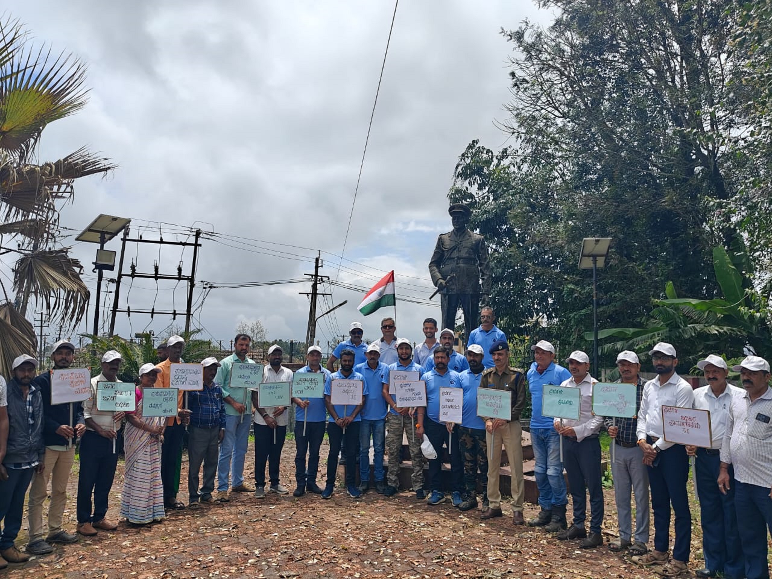 ಅಂತರರಾಷ್ಟ್ರೀಯ ಪ್ರಜಾಪ್ರಭುತ್ವ ದಿನದ ಅಂಗವಾಗಿ ಮಡಿಕೇರಿಯಲ್ಲಿ ಭಾನುವಾರ ನಡೆದ ಬೈಕ್‌ ಜಾಥಾದಲ್ಲಿ 10 ಮಂದಿ ಭಾಗವಹಿಸಿದ್ದರು