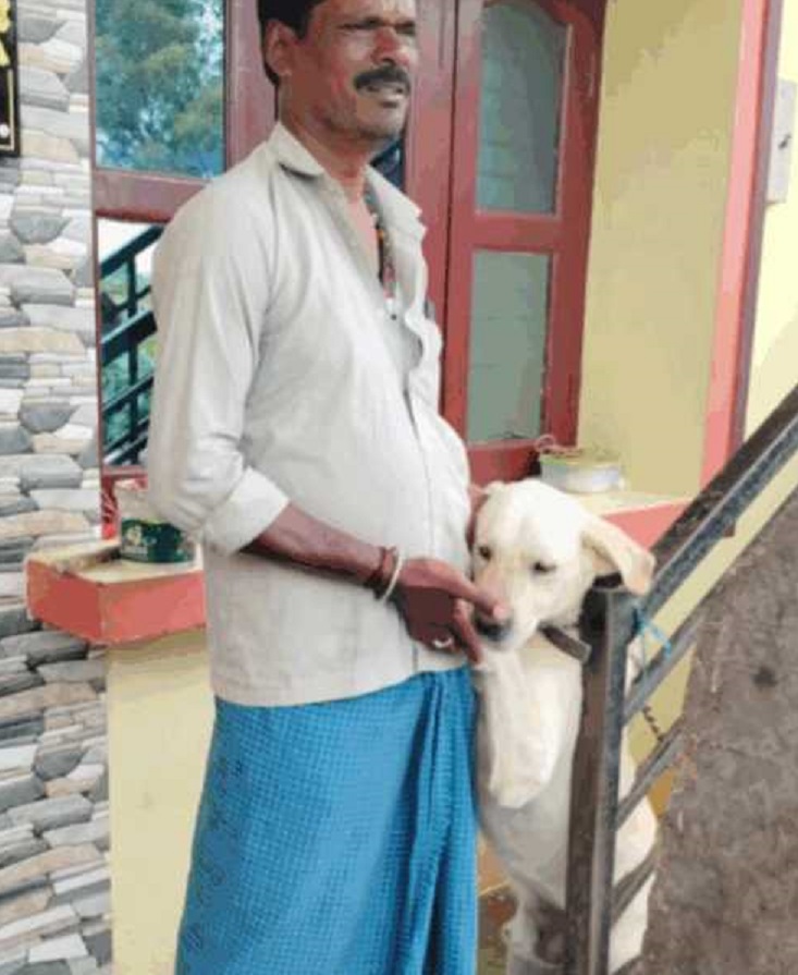 ಹೊಳೆನರಸೀಪುರ ತಾಲ್ಲೂಕಿನ ಕಬ್ಬಿನಹಳ್ಳಿ ಪ್ರವೀಣ್‌ ಸಾಕಿದ್ದ ನಾಯಿಯನ್ನು ಸಂತೈಸುತ್ತಿರುವ ಪ್ರವೀಣ್‌ ತಂದೆ ಹನುಮಯ್ಯ