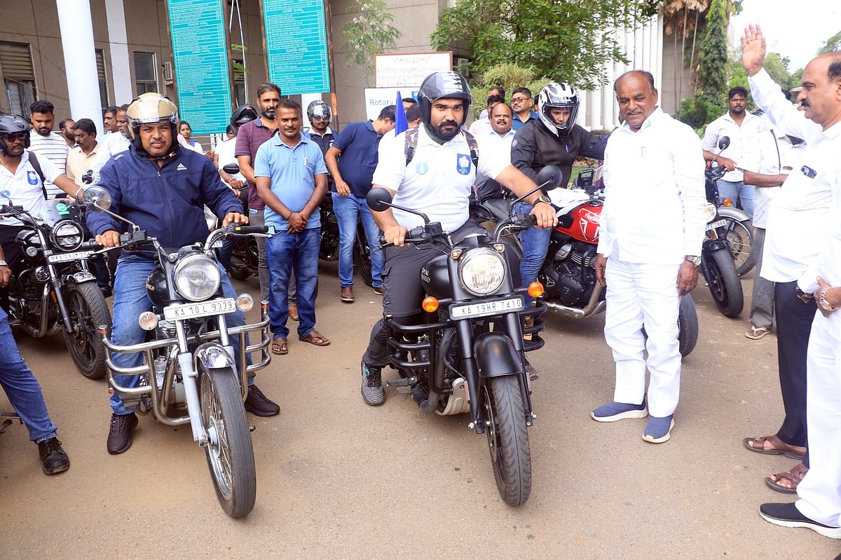 ಪ್ರಜಾಪ್ರಭುತ್ವ ದಿನಾಚರಣೆ| ಚಾಮರಾಜನಗರದಿಂದ ಬೆಂಗಳೂರಿಗೆ ರ‍್ಯಾಲಿ: ಶಾಸಕ ಚಾಲನೆ