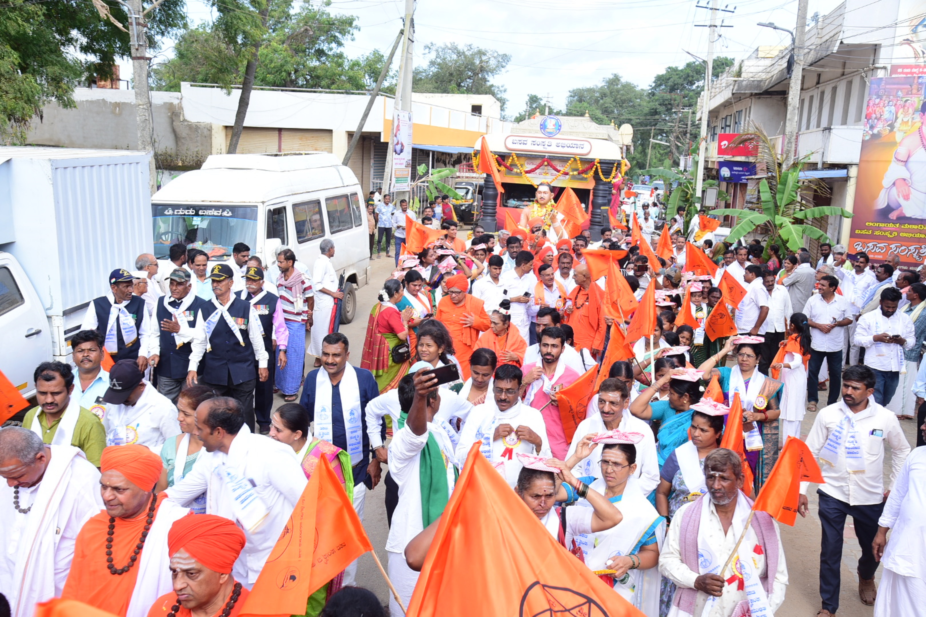 ಹಾವೇರಿಯಲ್ಲಿ ಭಾನುವಾರ ನಡೆದ ‘ಬಸವ ಸಂಸ್ಕೃತಿ ಅಭಿಯಾನ’ದ ಮೆರವಣಿಗೆಯಲ್ಲಿ ಪಾಲ್ಗೊಂಡಿದ್ದ ಜನರು 