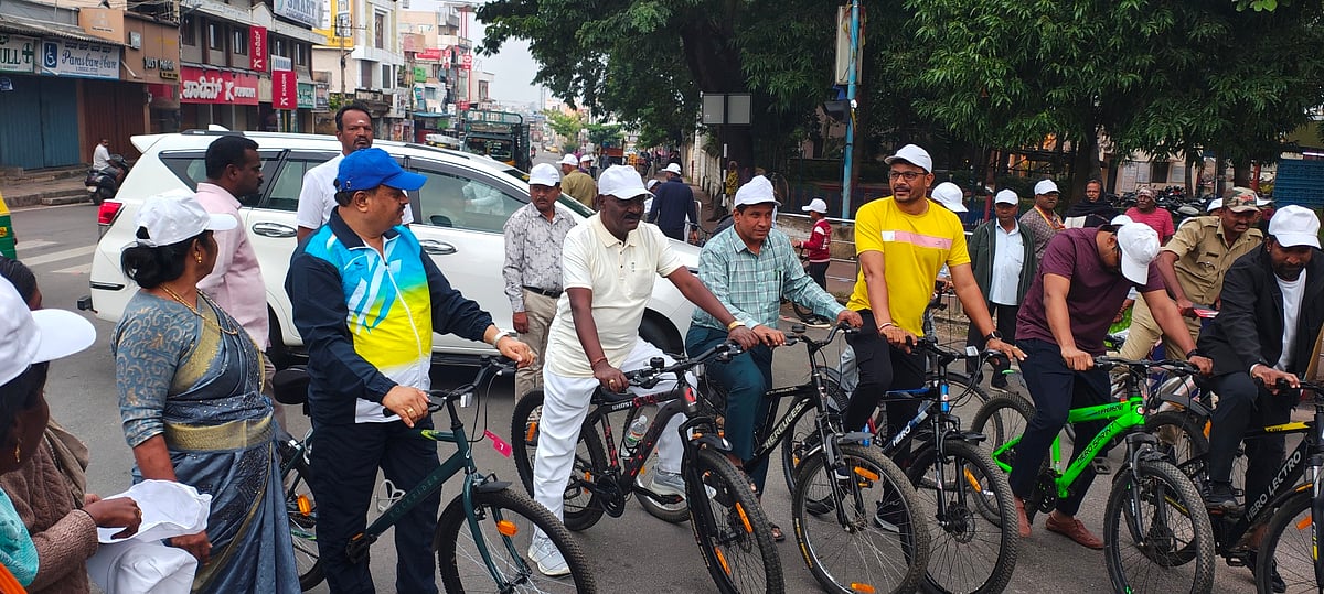 ಕೆಜಿಎಫ್‌ | ಸೈಕಲ್‌ನಲ್ಲಿ ಜಿಲ್ಲಾಧಿಕಾರಿ ನಗರ ಪ್ರದಕ್ಷಿಣೆ