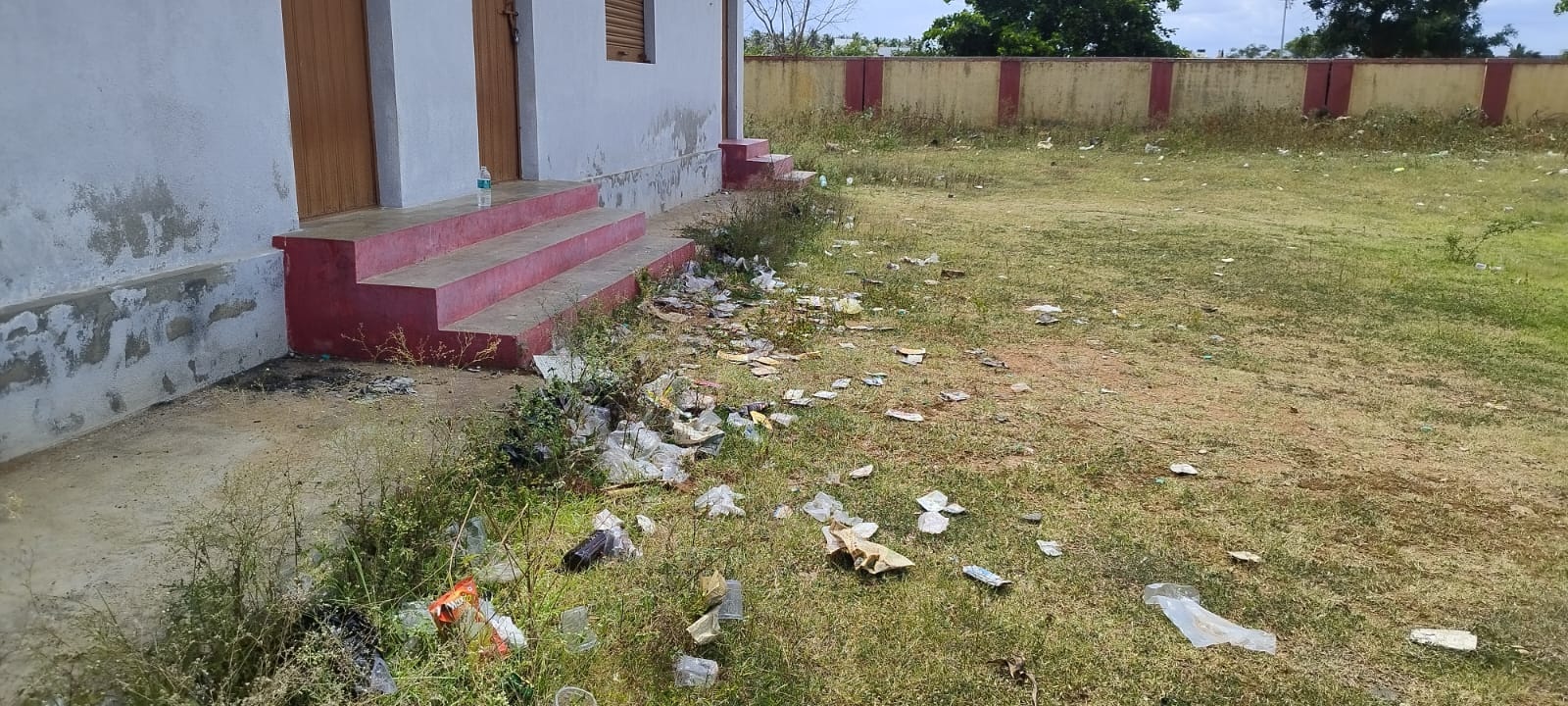 ಚಾಮರಾಜನಗರದ ಖಾಸಗಿ ಬಸ್ ನಿಲ್ದಾಣದಲ್ಲಿ ಬಿದ್ದಿರುವ ಮದ್ಯದ ಪೌಚ್ ಹಾಗೂ ಬಾಟಲಿಗಳು