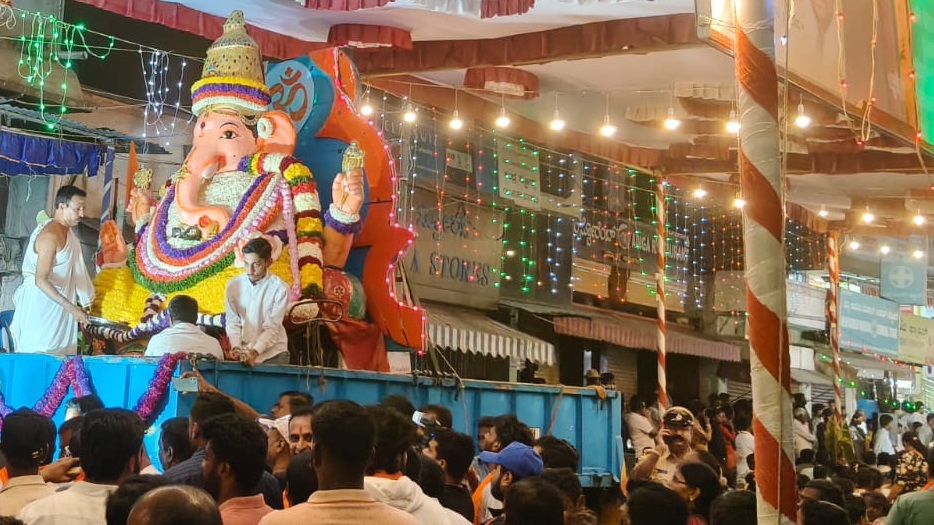 ಗಮನ ಸೆಳೆದ ದೊಡ್ಡ ಗಣೇಶ ಮೂರ್ತಿಯ ಮೆರವಣಿಗೆ