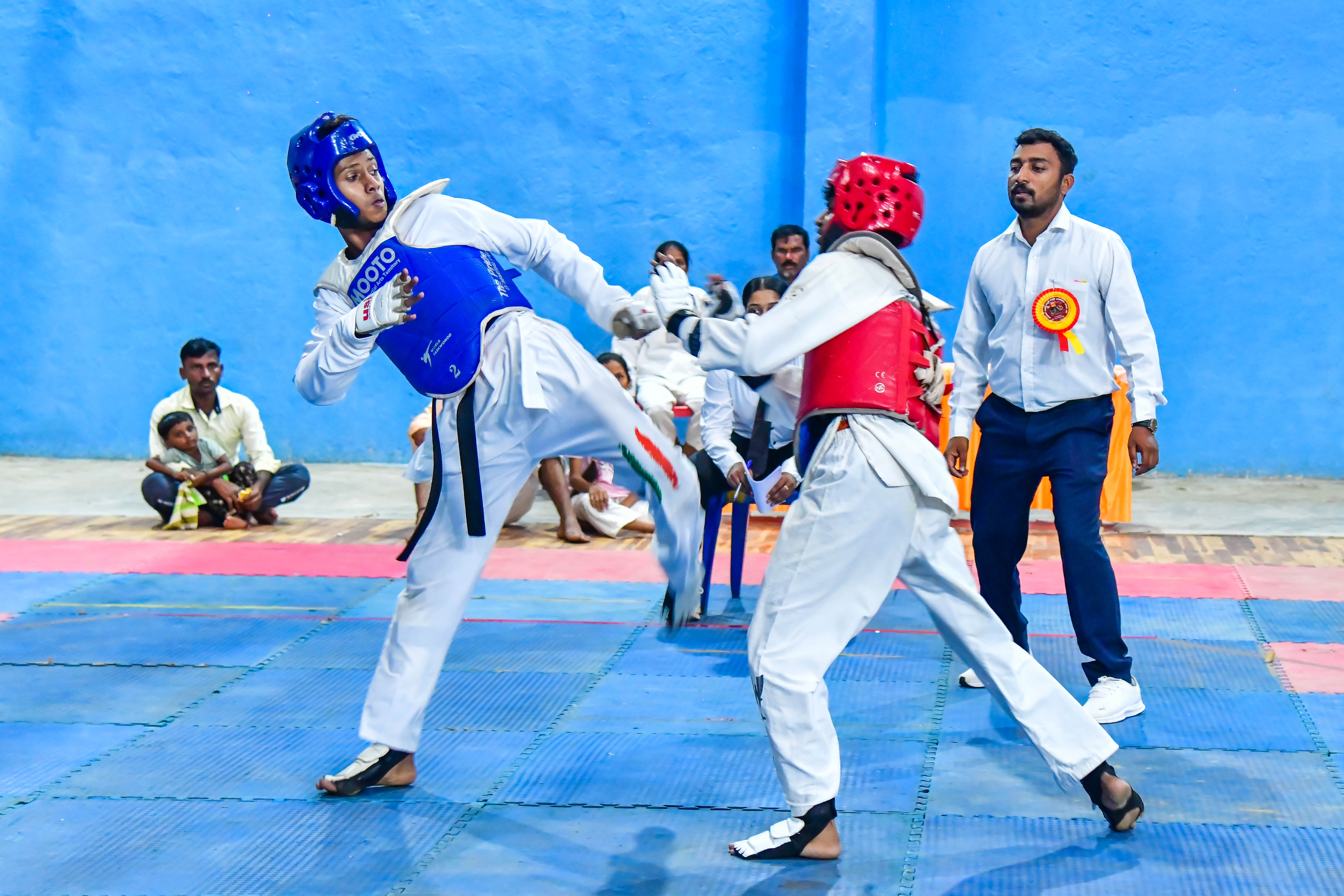 ದಸರಾ ಕ್ರೀಡಾಕೂಟದ ಟೇಕ್ವಾಂಡೊ ಸ್ಪರ್ಧೆಯಲ್ಲಿ ಪೈಪೋಟಿಯ ಕ್ಷಣ 