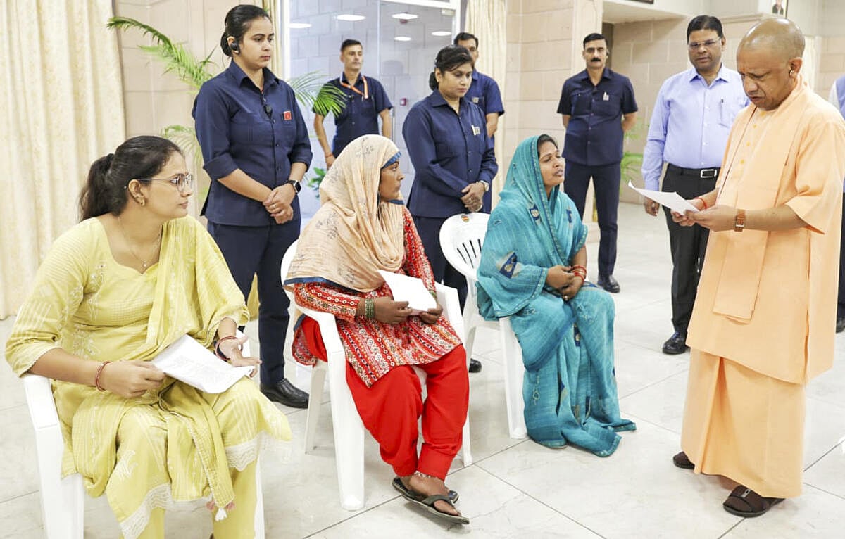 ಉತ್ತರ ಪ್ರದೇಶ: ಜನತಾ ದರ್ಶನದಲ್ಲಿ ಜನರ ಸಮಸ್ಯೆ ಆಲಿಸಿದ ಸಿಎಂ ಯೋಗಿ ಆದಿತ್ಯನಾಥ