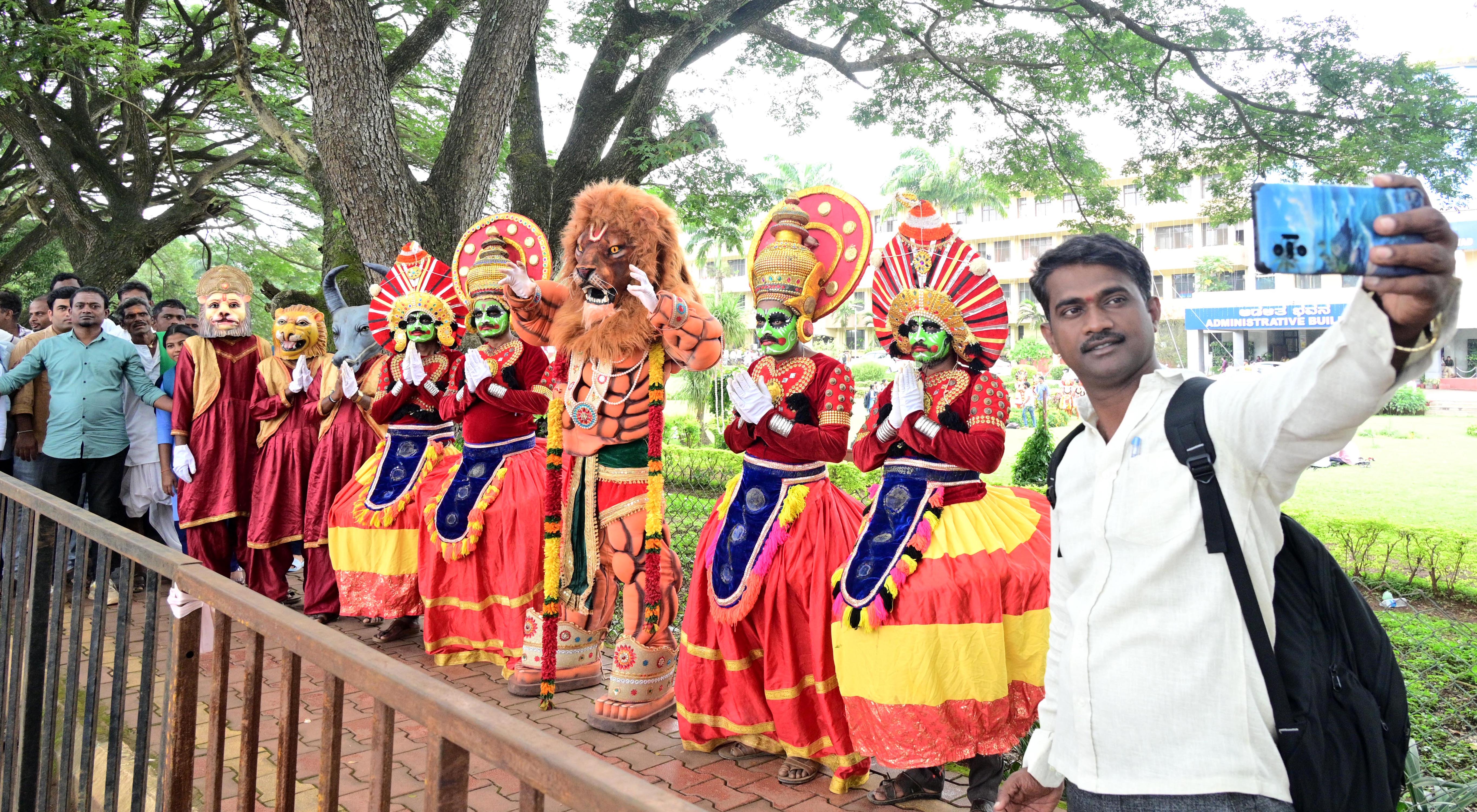 ಕೃಷಿ ಮೇಳದಲ್ಲಿ ಸಾಂಸ್ಕೃತಿಕ ಕಲಾ ತಂಡದವರ ಜೊತೆ ವ್ಯಕ್ತಿಯೊಬ್ಬರು ಸೆಲ್ಫಿ ಕ್ಲಿಕ್ಕಿಸಿಕೊಂಡರು
