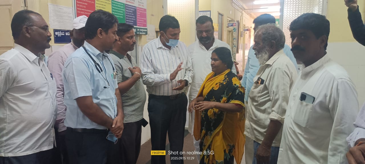 ಚಿಕಿತ್ಸೆ ಪಡೆಯುತ್ತಿದ್ದ ಸಂತ್ರಸ್ತರ ಆರೋಗ್ಯ ವಿಚಾರಿಸಿದ ತಾ.ಪಂ ಇಒ ವೆಂಕಟೇಶ ವಂದಾಲ
