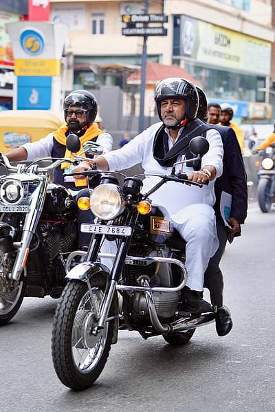 ಅಂತಾರಾಷ್ಟ್ರೀಯ ಪ್ರಜಾಪ್ರಭುತ್ವ ದಿನದ ಅಂಗವಾಗಿ ಇಂದು ಬೆಂಗಳೂರಿನ ಕಂಠೀರವ ಕ್ರೀಡಾಂಗಣದಲ್ಲಿ ಏರ್ಪಡಿಸಿದ ಬೈಕ್ ರ‍್ಯಾಲಿ ಕಾರ್ಯಕ್ರಮದಲ್ಲಿ ಬೆಂಗಳೂರು ನಗರಾಭಿವೃದ್ಧಿ ಸಚಿವ ಡಿ.ಕೆ. ಶಿವಕುಮಾರ್ ಅವರು ತಮ್ಮ ನೆಚ್ಚಿನ ನನ್ನ ಯೆಜ್ಡಿ ಬೈಕ್ ಚಲಾಯಿಸುವ ಮೂಲಕ ಗಮನ ಸೆಳೆದರು