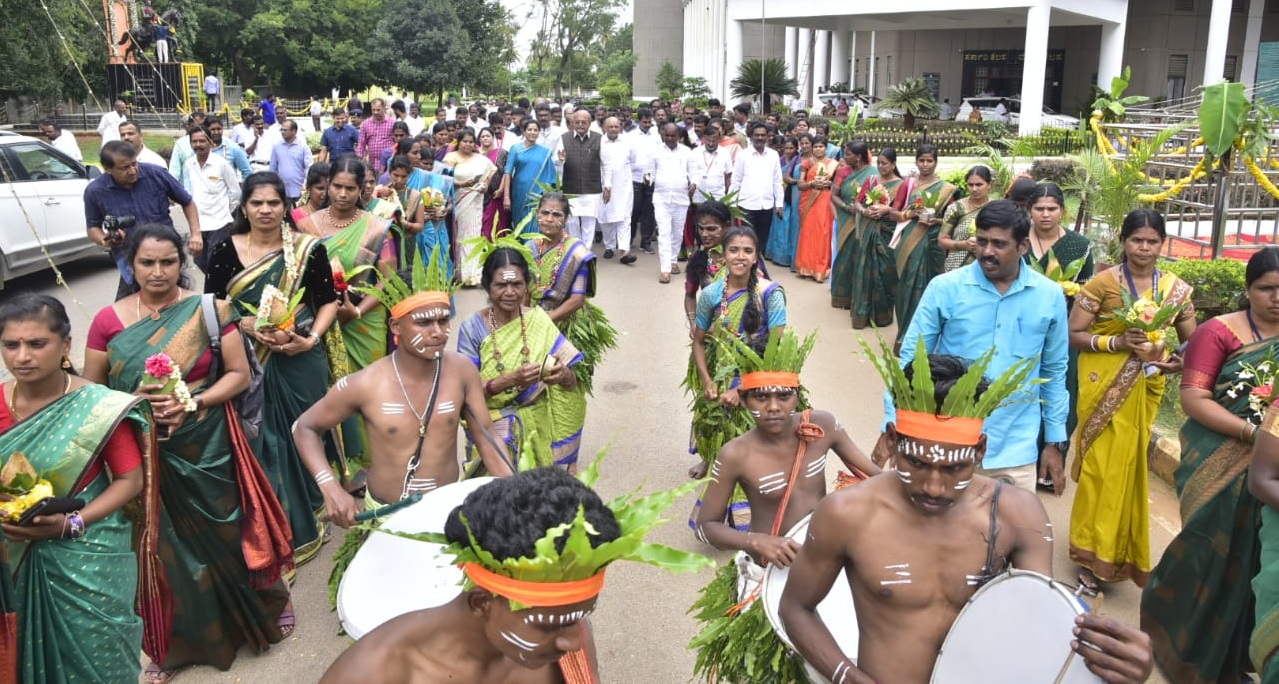 ಗಮನ ಸೆಳೆದ ಮಹಿಳೆಯರ ಪೂರ್ಣಕುಂಭ ಸ್ವಾಗತ ಗೋರುಕನ ನೃತ್ಯ