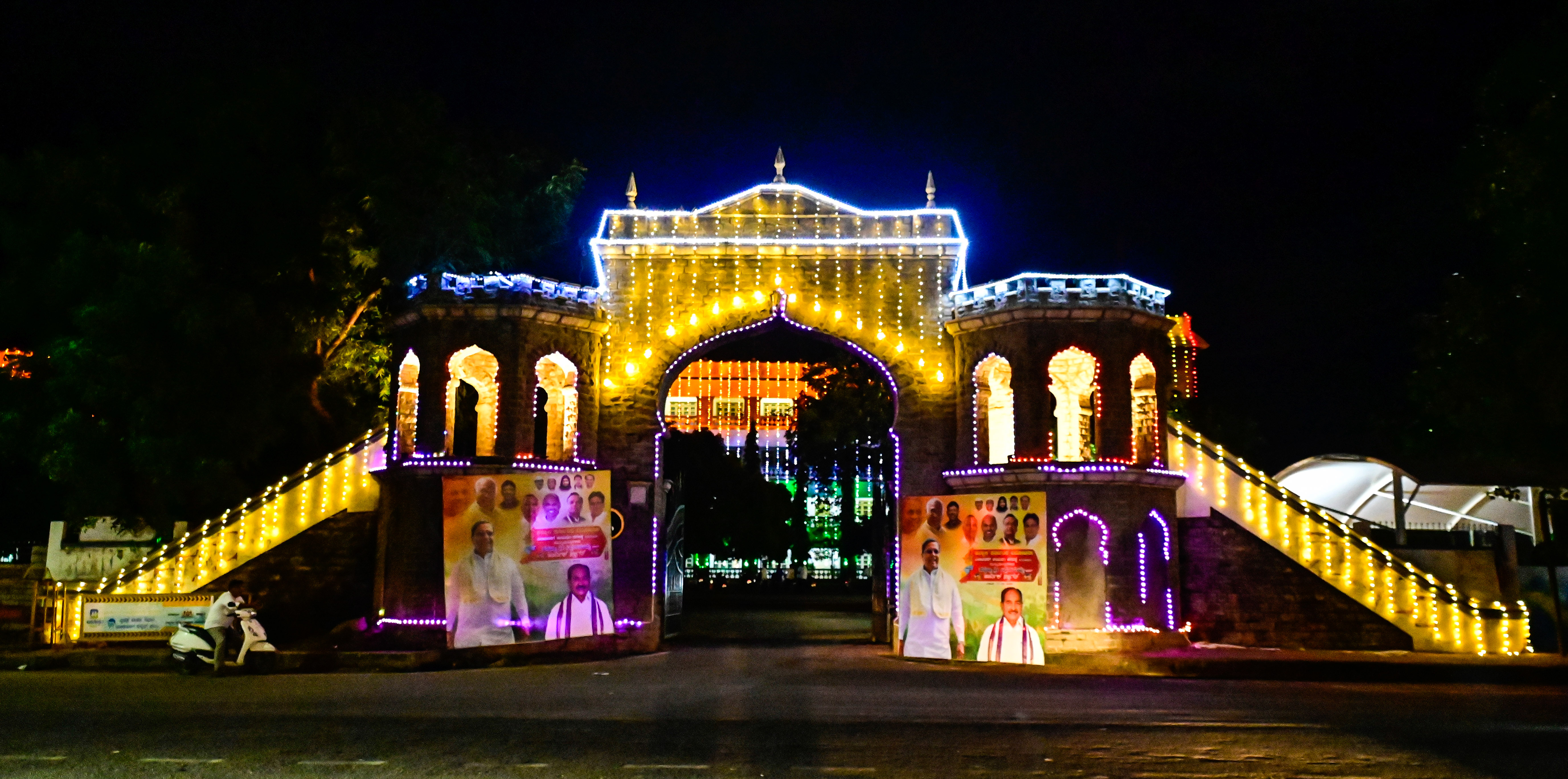 ಕಲಬುರಗಿಯ ಜಿಲ್ಲಾಧಿಕಾರಿ ಕಚೇರಿಗೆ ಕಮಾನಿಗೆ ವಿದ್ಯುತ್ ದೀಪದ ಮೆರುಗು
ಪ್ರಜಾವಾಣಿ ಚಿತ್ರಗಳು