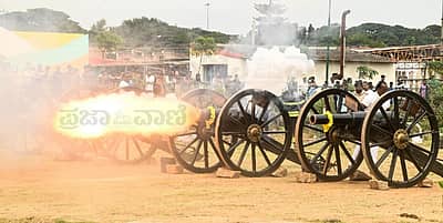 ಮೈಸೂರು ದಸರಾ ಮಹೋತ್ಸವದ ಪೂರ್ವಭಾವಿಯಾಗಿ ಸೋಮವಾರ ವಸ್ತು ಪ್ರದರ್ಶನ ಆವರಣದಲ್ಲಿ ಫಿರಂಗಿಗಳಿಂದ ಸಿಡಿಮದ್ದು ಸಿಡಿಸುವ ತಾಲೀಮು ನಡೆಯಿತು. 