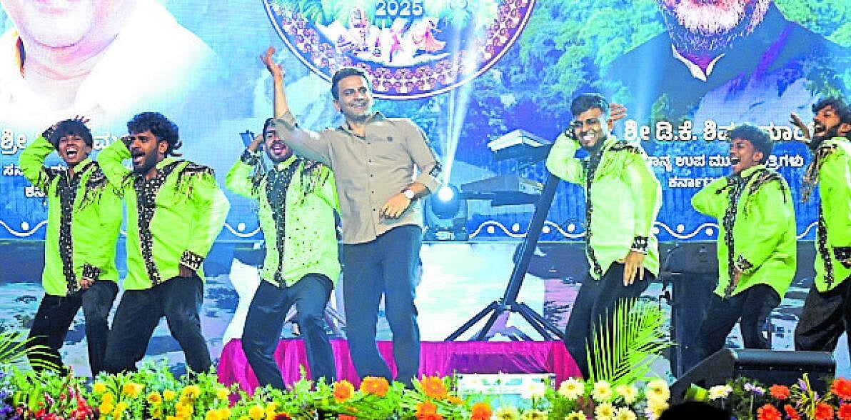 ಗಗನಚುಕ್ಕಿ ಜಲಪಾತೋತ್ಸವ: ನೃತ್ಯ, ಸಂಗೀತಕ್ಕೆ ಮನಸೋತ ಯುವಸಮೂಹ