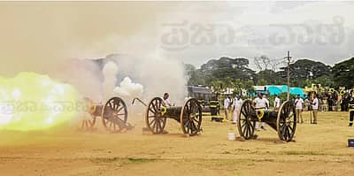 ಮೈಸೂರು ದಸರಾ ಮಹೋತ್ಸವದ ಪೂರ್ವಭಾವಿಯಾಗಿ ಸೋಮವಾರ ವಸ್ತು ಪ್ರದರ್ಶನ ಆವರಣದಲ್ಲಿ ಫಿರಂಗಿಗಳಿಂದ ಸಿಡಿಮದ್ದು ಸಿಡಿಸುವ ತಾಲೀಮು ನಡೆಯಿತು. 