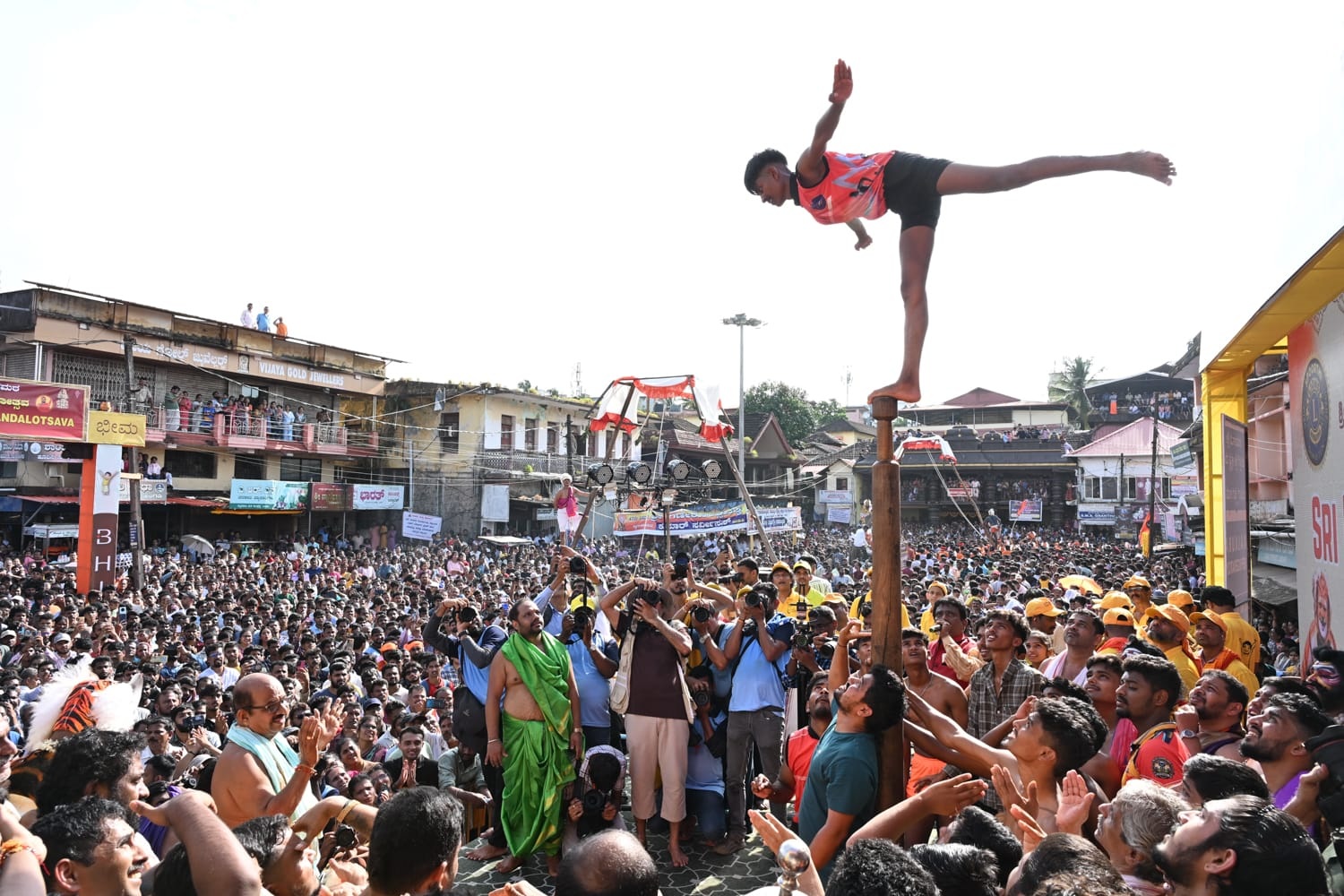 ಮಲ್ಲಗಂಬ ಪ್ರದರ್ಶನ ನಡೆಯಿತು
