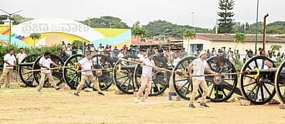 ಮೈಸೂರು ದಸರಾ ಮಹೋತ್ಸವದ ಪೂರ್ವಭಾವಿಯಾಗಿ ಸೋಮವಾರ ವಸ್ತು ಪ್ರದರ್ಶನ ಆವರಣದಲ್ಲಿ ಫಿರಂಗಿಗಳಿಂದ ಸಿಡಿಮದ್ದು ಸಿಡಿಸುವ ತಾಲೀಮು ನಡೆಯಿತು. 