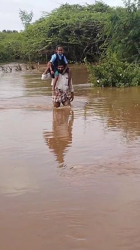 ರಾಯಚೂರು: ಹರಿಯುತ್ತಿದ್ದ ನೀರಿನಲ್ಲಿಯೇ ಮಗಳ ಹೊತ್ತು ಹಳ್ಳ ದಾಟಿದ ತಂದೆ 