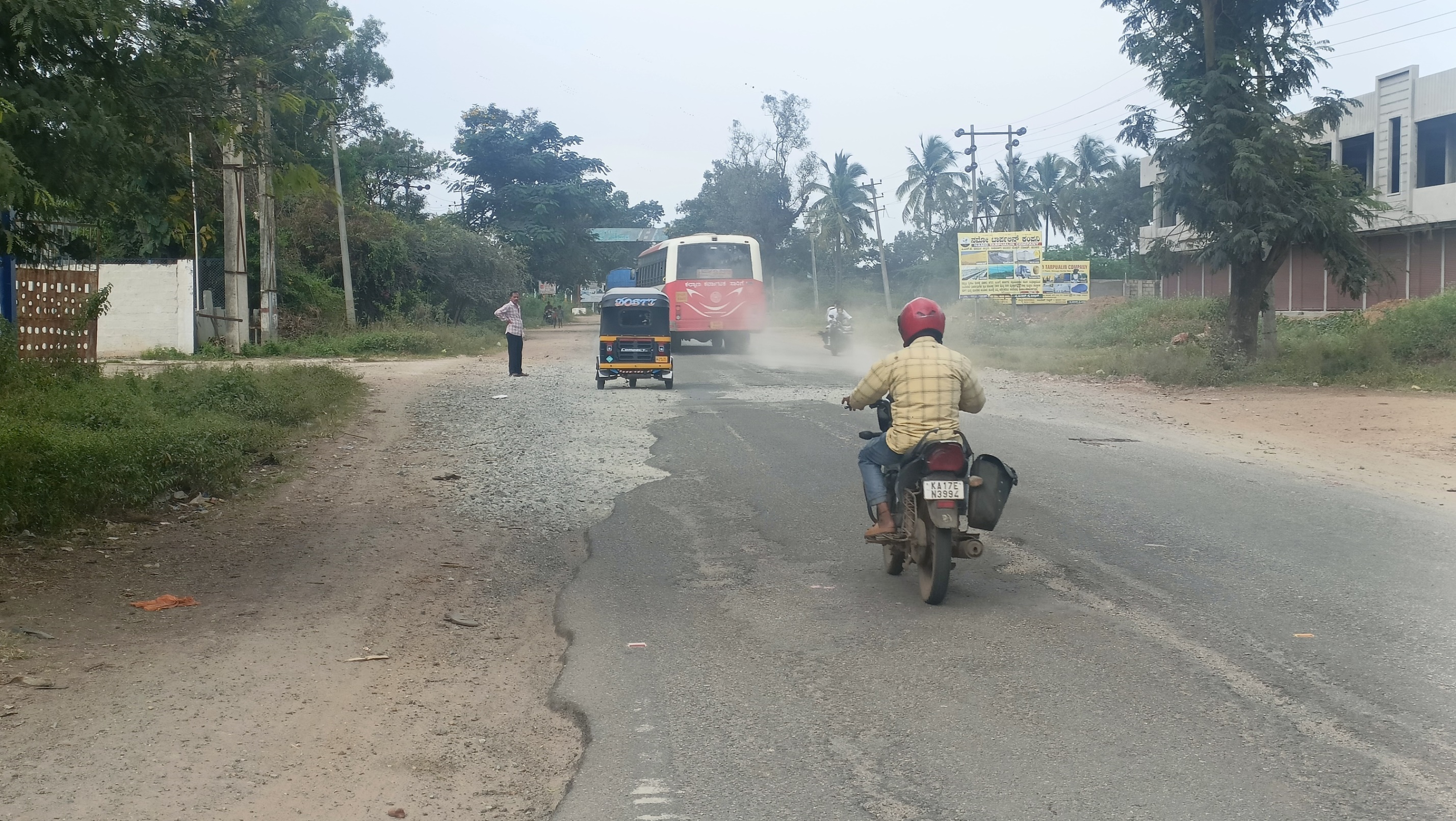 ಹರಿಹರ: ಹರಿಹರ ಹೊರವಲಯದ ಶಿವಮೊಗ್ಗ ಹೆದ್ದಾರಿಯು ಇನ್ನು ಮುಂದೆ ದ್ವಿಪಥದ ಸಿಸಿ ರಸ್ತೆಯಾಗಿ ಅಭಿವೃದ್ಧಿಯಾಗಲಿದೆ.
