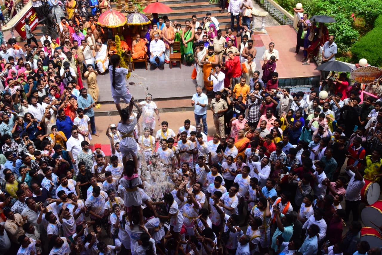 ಆಲಾರೆ ಗೋವಿಂದ ತಂಡದವರು ಪ್ರದರ್ಶನ ನೀಡಿದರು