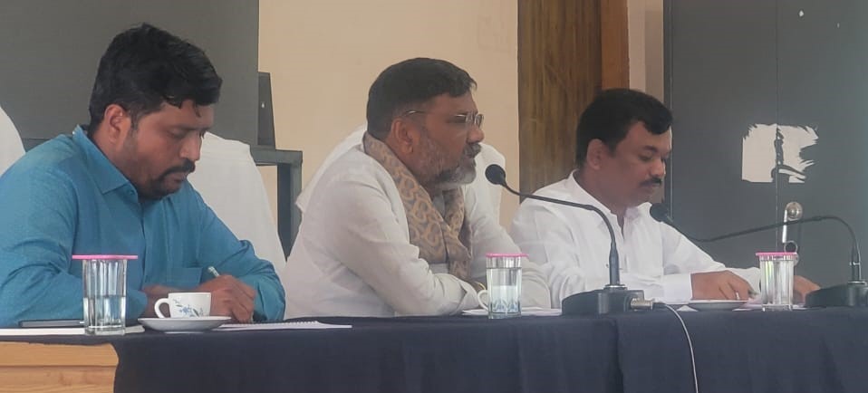ಮಸ್ಕಿ ತಾಲ್ಲೂಕು ಪಂಚಾಯಿತಿ ಸಭಾಂಗಣದಲ್ಲಿ ಸೋಮವಾರ ನಡೆದ ಪಂಚಾಯಿತಿ ಅಭಿವೃದ್ಧಿ ಅಧಿಕಾರಿಗಳ ಸಭೆಯಲ್ಲಿ ಶಾಸಕ ಆರ್. ಬಸನಗೌಡ ತುರ್ವಿಹಾಳ ಮಾತನಾಡಿದರು
