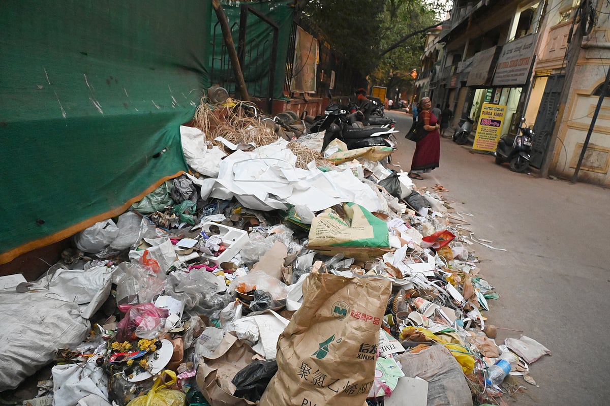 ತ್ಯಾಜ್ಯ ಎಸೆಯುವವರ ವಿರುದ್ಧ ವಿನೂತನ ಅಭಿಯಾನ: ಬೀದಿಗೆ ಕಸ, ಮನೆ ಮುಂದೆ ತಮಟೆ