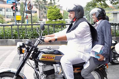 ಅಂತಾರಾಷ್ಟ್ರೀಯ ಪ್ರಜಾಪ್ರಭುತ್ವ ದಿನದ ಅಂಗವಾಗಿ ಇಂದು ಬೆಂಗಳೂರಿನ ಕಂಠೀರವ ಕ್ರೀಡಾಂಗಣದಲ್ಲಿ ಏರ್ಪಡಿಸಿದ ಬೈಕ್ ರ‍್ಯಾಲಿ ಕಾರ್ಯಕ್ರಮದಲ್ಲಿ ಬೆಂಗಳೂರು ನಗರಾಭಿವೃದ್ಧಿ ಸಚಿವ ಡಿ.ಕೆ. ಶಿವಕುಮಾರ್ ಅವರು ತಮ್ಮ ನೆಚ್ಚಿನ ನನ್ನ ಯೆಜ್ಡಿ ಬೈಕ್ ಚಲಾಯಿಸುವ ಮೂಲಕ ಗಮನ ಸೆಳೆದರು