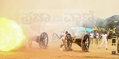 ಮೈಸೂರು ದಸರಾ ಮಹೋತ್ಸವದ ಪೂರ್ವಭಾವಿಯಾಗಿ ಸೋಮವಾರ ವಸ್ತು ಪ್ರದರ್ಶನ ಆವರಣದಲ್ಲಿ ಫಿರಂಗಿಗಳಿಂದ ಸಿಡಿಮದ್ದು ಸಿಡಿಸುವ ತಾಲೀಮು ನಡೆಯಿತು. 