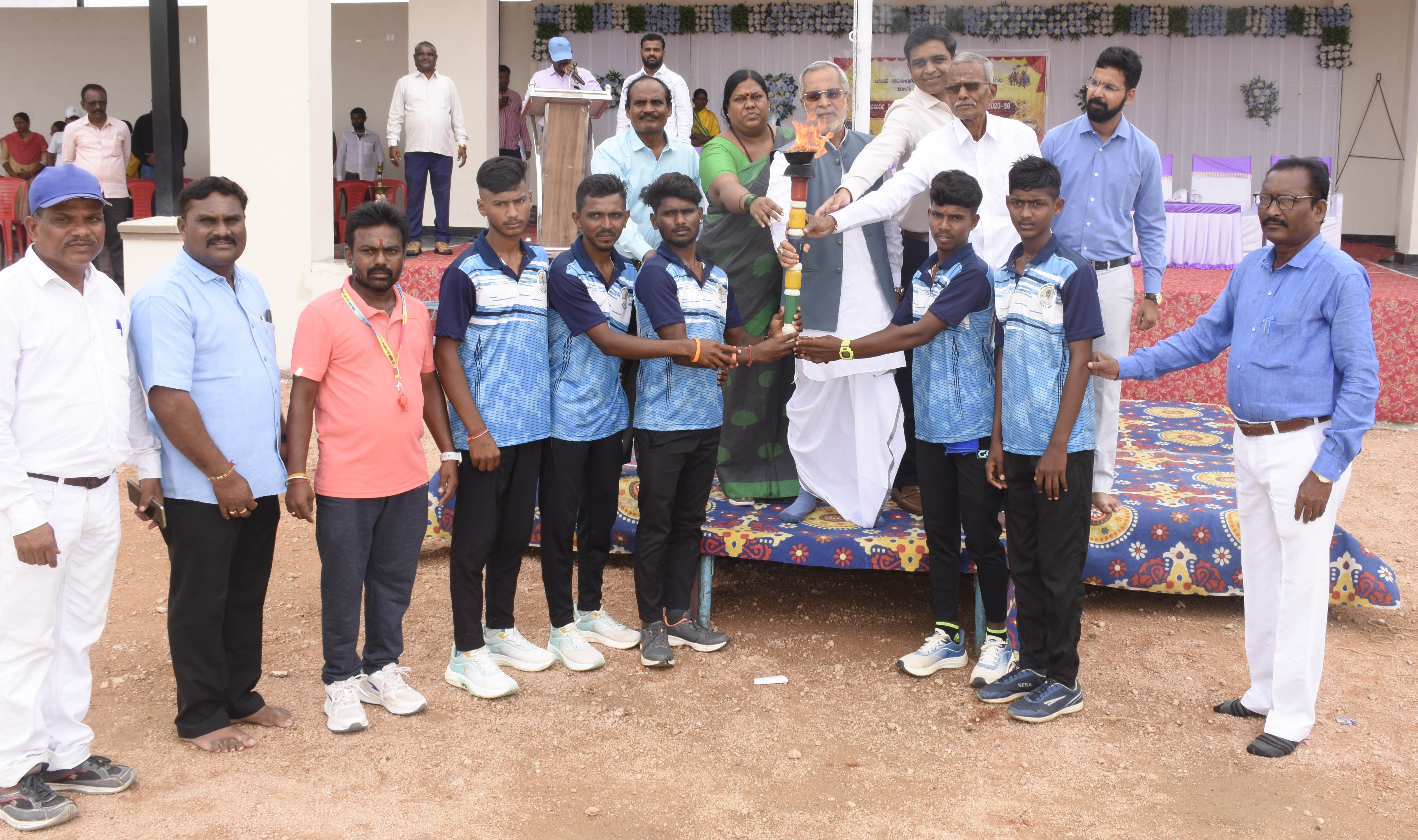 ಯಾದಗಿರಿಯಲ್ಲಿ ಸೋಮವಾರ ನಡೆದ ವಿಭಾಗ ಮಟ್ಟದ ಕ್ರೀಡಾಕೂಟದ ಕ್ರೀಡಾ ಜ್ಯೋತಿಯನ್ನು ಶಾಸಕ ಚನ್ನಾರೆಡ್ಡಿ ಪಾಟೀಲ ತುನ್ನೂರು ಅವರು ಸ್ವೀಕರಿಸಿದರು. ಅಧಿಕಾರಿಗಳು ಗಣ್ಯರು ಉಪಸ್ಥಿತರಿದ್ದರು