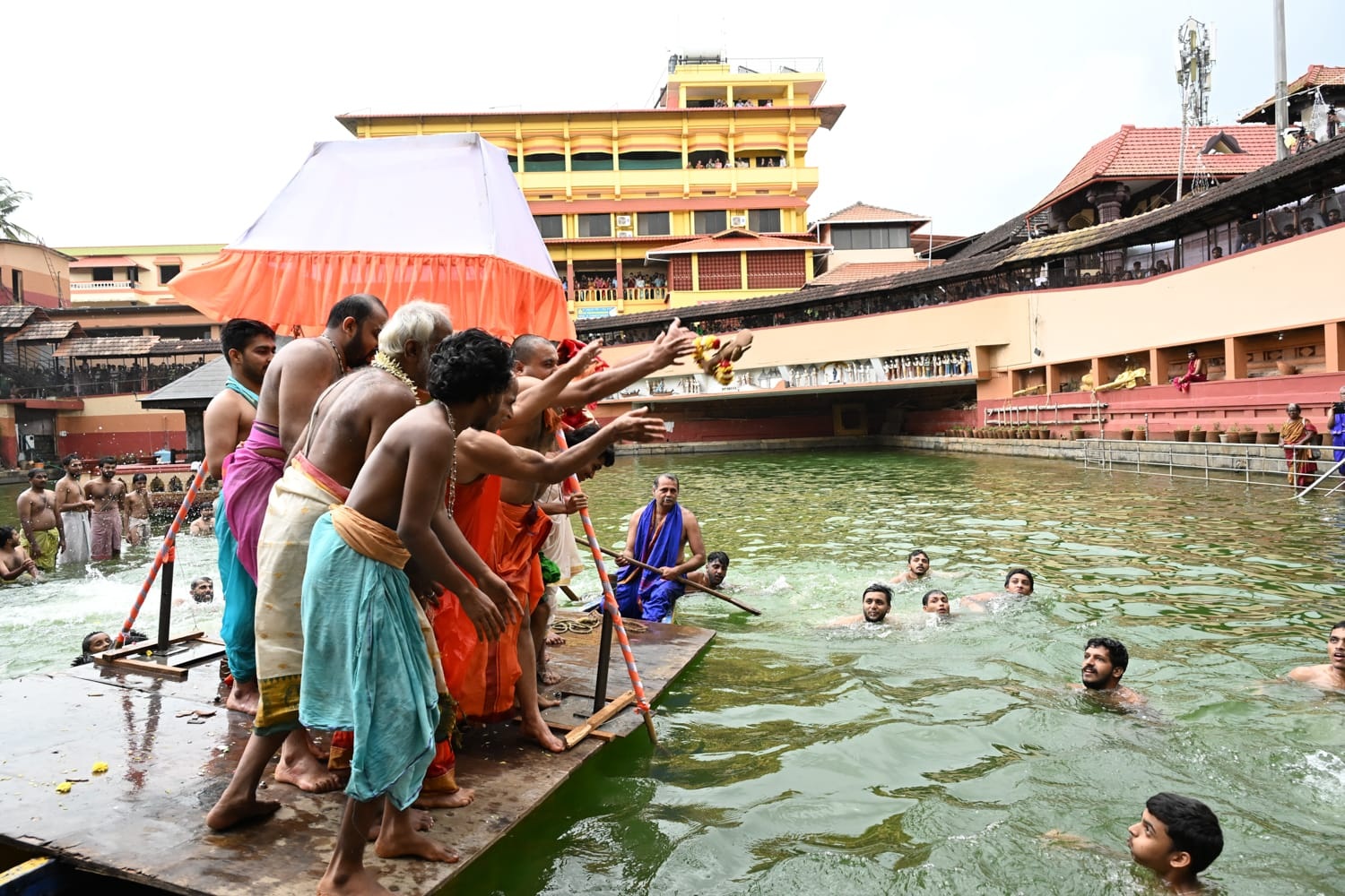 ರಥೋತ್ಸವದ ಬಳೀಕ ಮೃಣ್ಮಯ ಮೂರ್ತಿಯನ್ನು ಜಲಸ್ಥಂಭನಗೊಳಿಸಲಾಯಿತು