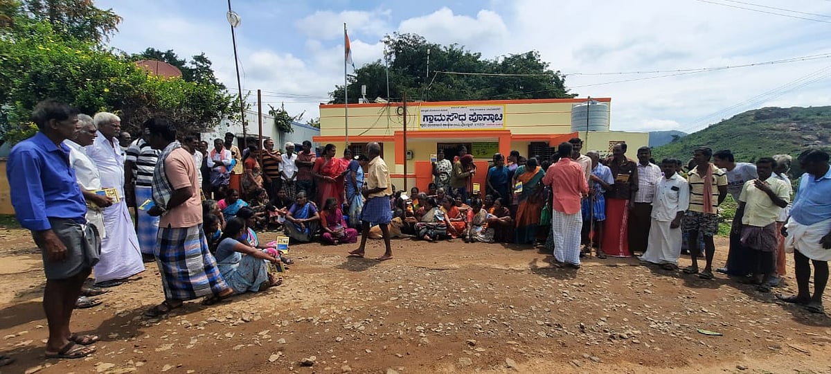 ನರೇಗಾ ಯೋಜನೆಯಡಿ ಕೆಲಸ ನೀಡುವಂತೆ ಒತ್ತಾಯಿಸಿ ಪೊನ್ನಾಚಿ ಗ್ರಾಮಸ್ಥರ ಪ್ರತಿಭಟನೆ