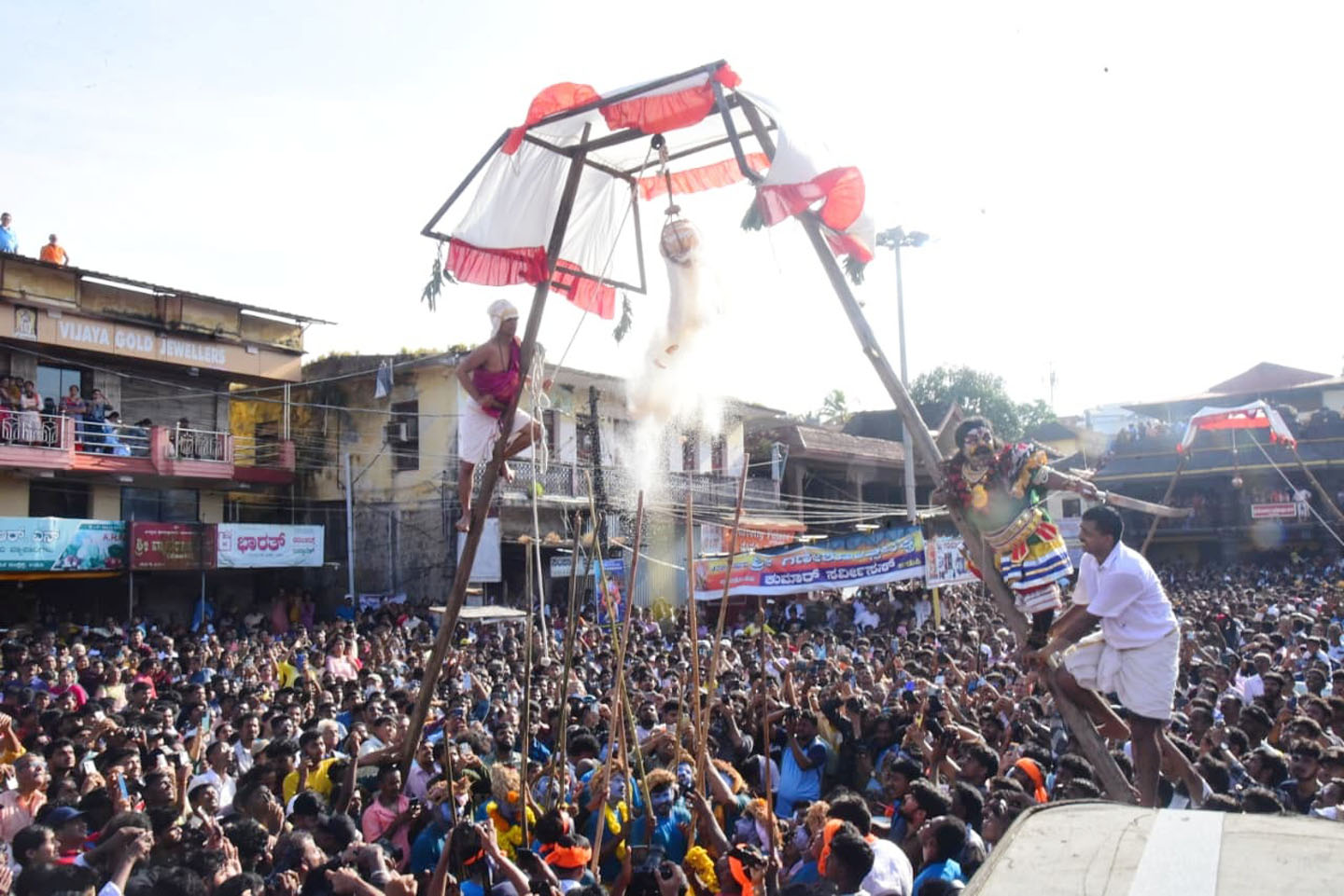 ಉಡುಪಿಯ ಕೃಷ್ಣ ಮಠದ ರಥಬೀದಿಯಲ್ಲಿ ಸೋಮವಾರ ನಡೆದ ವಿಟ್ಲಪಿಂಡಿ ಮಹೋತ್ಸವದ ವೇಳೆ ಗೋವಳ ವೇಷಧಾರಿಗಳು ಮೊಸರು ಕುಡಿಕೆ ಒಡೆದರು