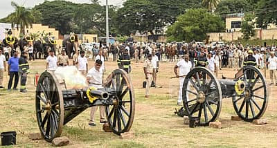 ಮೈಸೂರು ದಸರಾ ಮಹೋತ್ಸವದ ಪೂರ್ವಭಾವಿಯಾಗಿ ಸೋಮವಾರ ವಸ್ತು ಪ್ರದರ್ಶನ ಆವರಣದಲ್ಲಿ ಫಿರಂಗಿಗಳಿಂದ ಸಿಡಿಮದ್ದು ಸಿಡಿಸುವ ತಾಲೀಮು ನಡೆಯಿತು. 