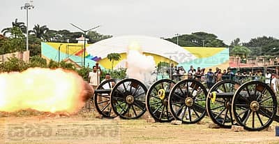 ಮೈಸೂರು ದಸರಾ ಮಹೋತ್ಸವದ ಪೂರ್ವಭಾವಿಯಾಗಿ ಸೋಮವಾರ ವಸ್ತು ಪ್ರದರ್ಶನ ಆವರಣದಲ್ಲಿ ಫಿರಂಗಿಗಳಿಂದ ಸಿಡಿಮದ್ದು ಸಿಡಿಸುವ ತಾಲೀಮು ನಡೆಯಿತು. 