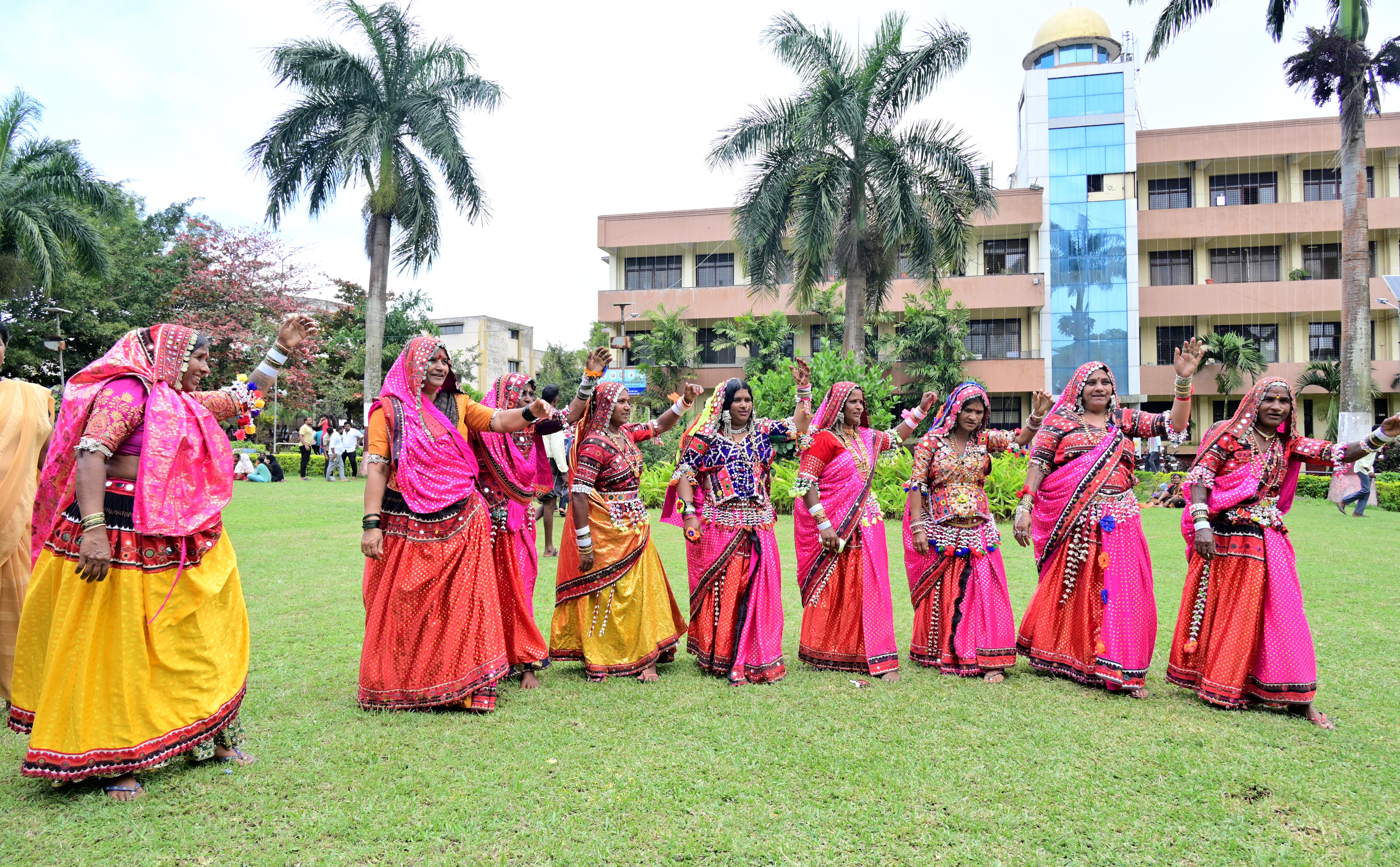 ಕೃಷಿ ವಿಶ್ವವಿದ್ಯಾಲಯದ ಆಡಳಿತ ಕಚೇರಿ ಮುಂದಿನ ಉದ್ಯಾನದಲ್ಲಿ ಲಂಬಾನಿ ಮಹಿಳೆಯರು ನೃತ್ಯ ಪ್ರದರ್ಶಿಸಿದರು
