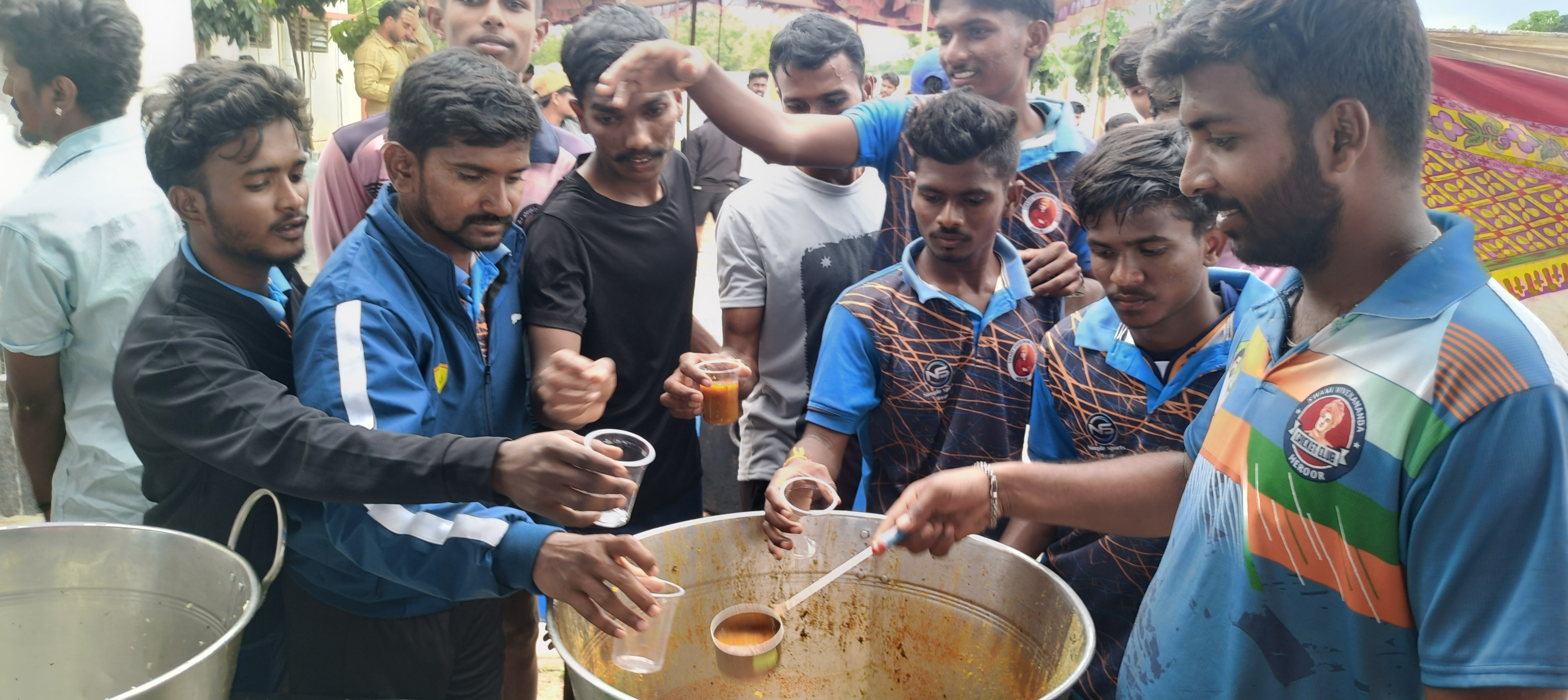 ಯಾದಗಿರಿಯಲ್ಲಿ ಸೋಮವಾರ ನಡೆದ ವಿಭಾಗ ಮಟ್ಟದ ಕ್ರೀಡಾಕೂಟದಲ್ಲಿ ಊಸ ಸಿಗದೆ ಸಾಂಬಾರ್ ಕುಡಿಯುಲು ಮುಗಿ ಬಿದ್ದು ಆಟಗಾರರು