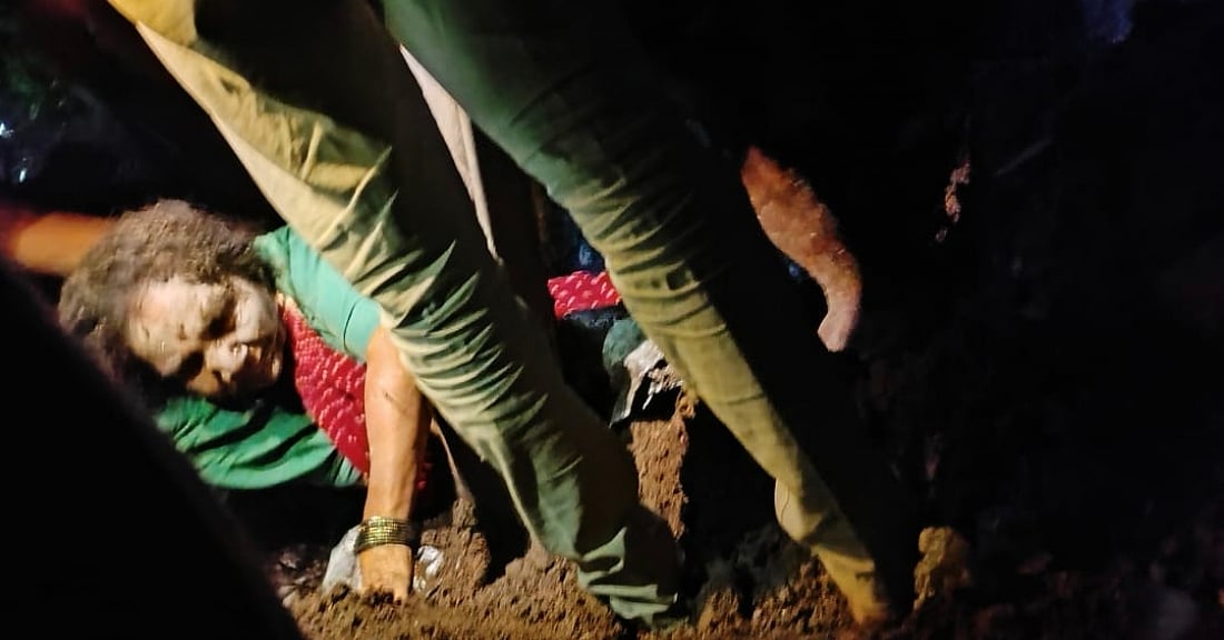 ನಾಲತವಾಡ | ಕುಸಿದ ಮನೆ: ಪ್ರಾಣ ಉಳಿಸಿದ ನೆರೆಹೊರೆಯವರು