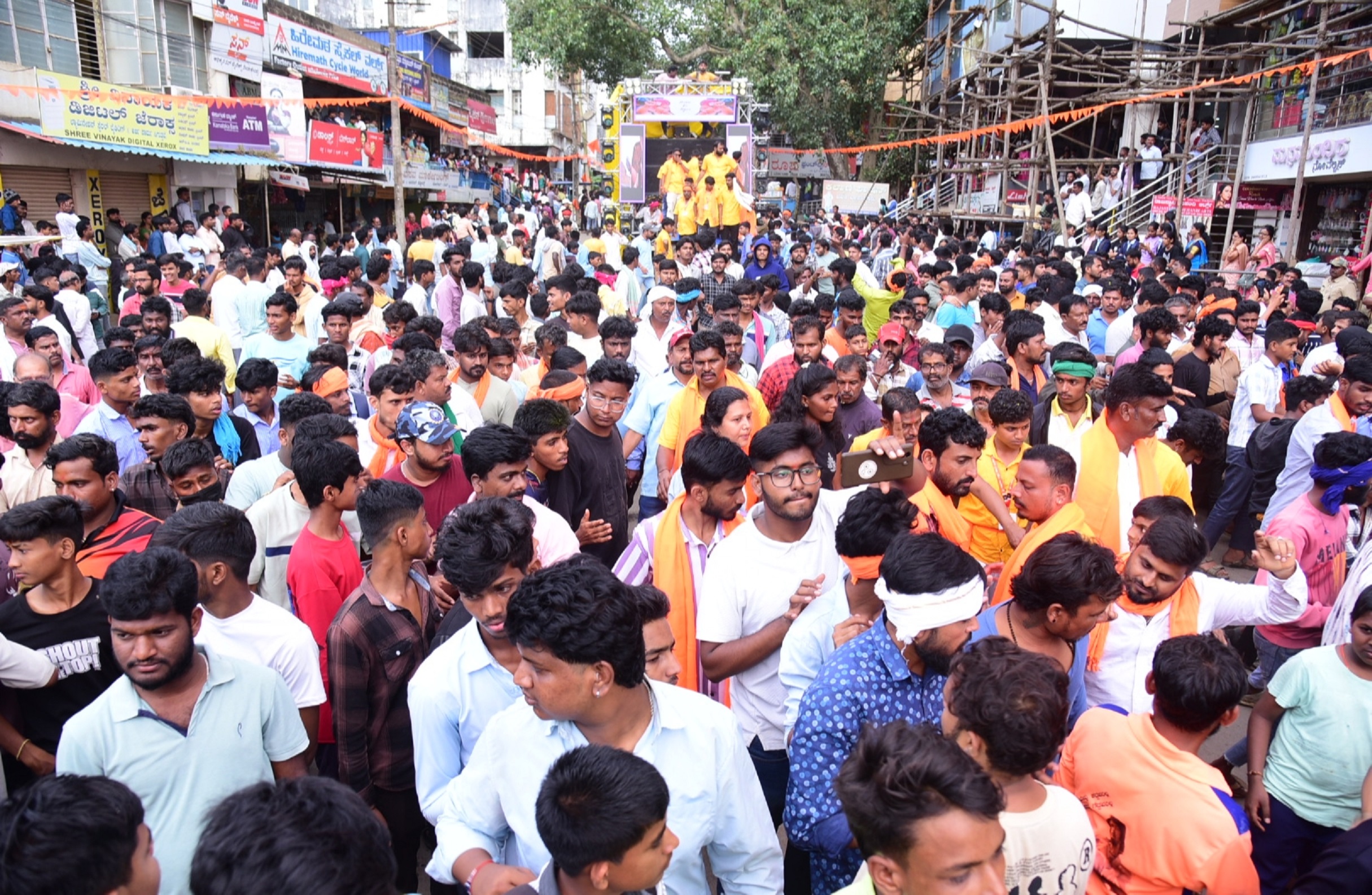 ಹಾವೇರಿಯ ಸುಭಾಷ ವೃತ್ತದಲ್ಲಿ ಪ್ರತಿಷ್ಠಾಪಿಸಲಾಗಿದ್ದ ಹಾವೇರಿ ಕಾ ರಾಜಾ ಗಣಪತಿ ಮೂರ್ತಿ ವಿಸರ್ಜನಾ ಮೆರವಣಿಗೆಯಲ್ಲಿ ಪಾಲ್ಗೊಂಡಿದ್ದ ಜನರು