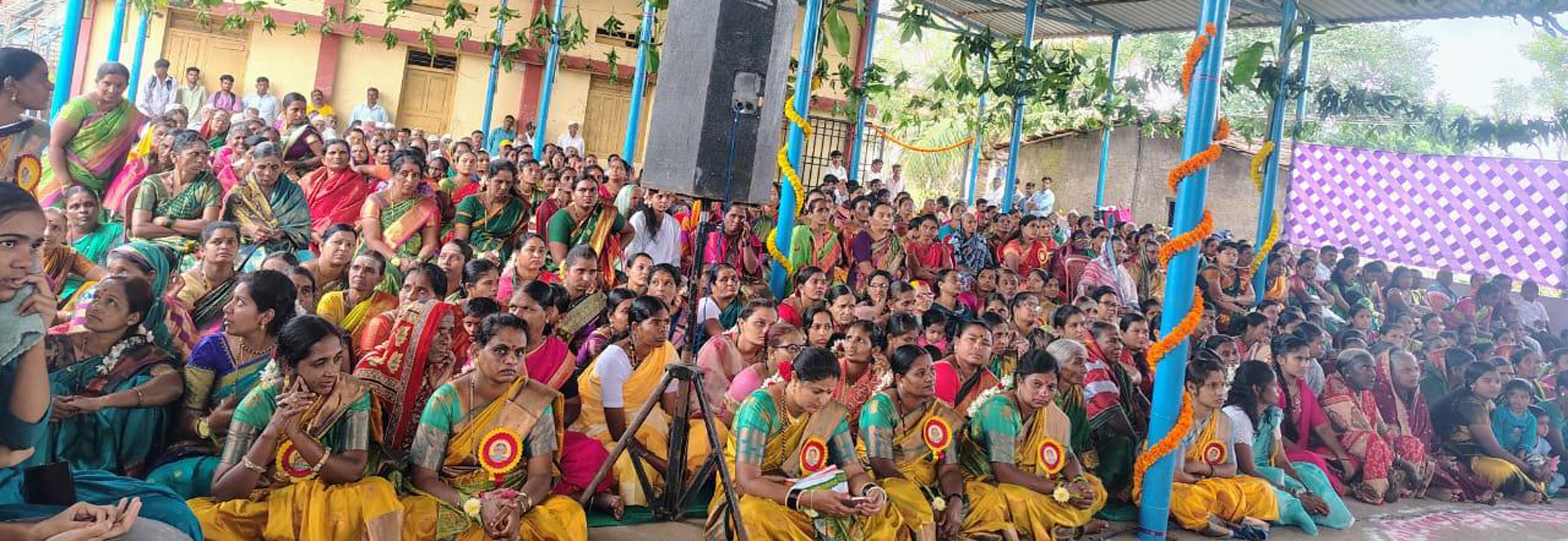 ಹುಕ್ಕೇರಿ ತಾಲ್ಲೂಕಿನ ನಿಡಸೋಸಿಯಲ್ಲಿ ಮಂಗಳವಾರ ಜರುಗಿದ ಸಾಮೂಹಿಕ ಸತ್ಯನಾರಾಯಣ ಪೂಜೆ. ಧಾರ್ಮಿಕ ಸಭಾ ಕಾರ್ಯಕ್ರಮದಲ್ಲಿ ಪಾಲ್ಗೊಂಡ ಮಹಿಳೆಯರು.