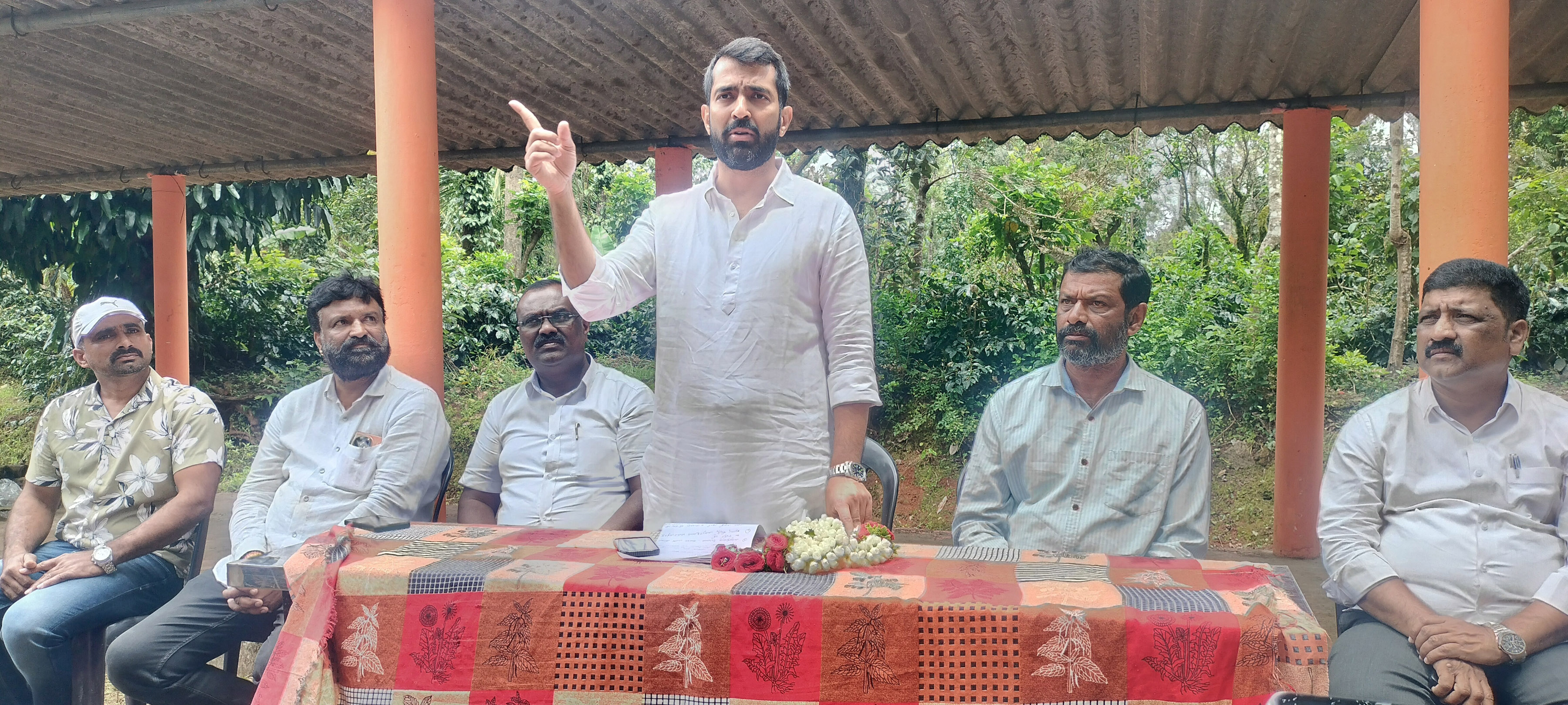 ಸೋಮವಾರಪೇಟೆ ಸಮೀಪದ ಹಾನಗಲ್ಲು ಶೆಟ್ಟಳ್ಳಿಯಲ್ಲಿ ನಡೆದ ಕಾರ್ಯಕ್ರಮದಲ್ಲಿ ಶಾಸಕ ಡಾ. ಮಂತರ್ ಗೌಡ ಮಾತನಾಡಿದರು. 