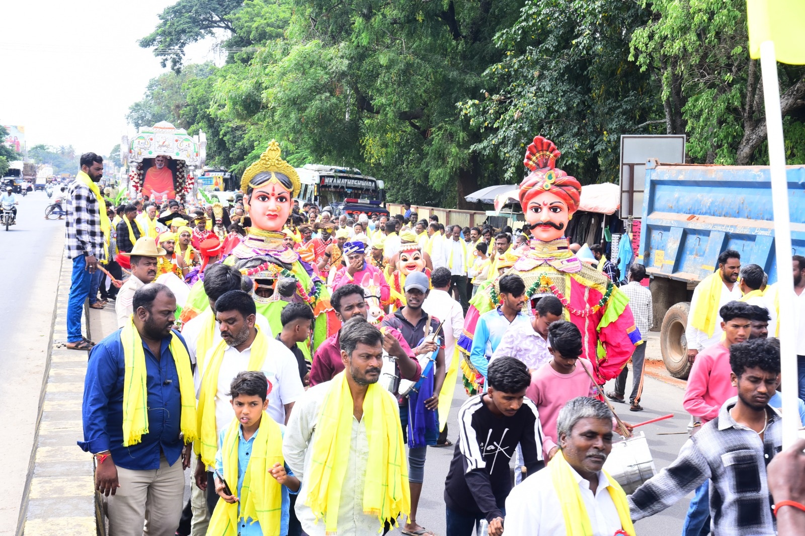 ನಾರಾಯಣ ಗುರುಗಳ ಭಾವಚಿತ್ರ ಮೆರವಣಿಗೆಯಲ್ಲಿ ಭಾಗವಹಿಸಿದ್ದ ಜಾನಪದ ಕಲಾತಂಡಗಳು