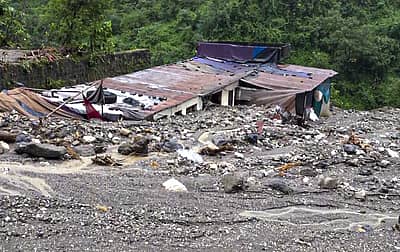 ಮೇಘಸ್ಪೋಟದಿಂದ ಮನೆಗಳ ಮೇಲೆ ಭಾರಿ ಪ್ರಮಾಣದಲ್ಲಿ ಕಲ್ಲು, ಮಣ್ಣು ಶೇಖರಣೆಯಾಗಿದೆ