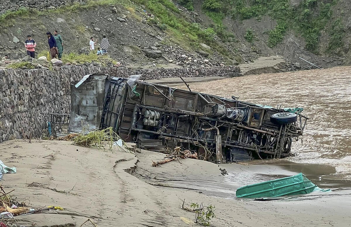 ಹಿಮಾಚಲದಲ್ಲಿ ಪ್ರವಾಹ, ಭೂಕುಸಿತ: ಮೂರು ಮಂದಿ ಸಾವು, ಹೂತುಹೋದ ವಾಹನಗಳು