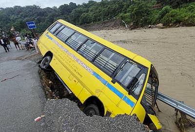ಡೆ‌ಹ್ರಾಡೂನ್‌–ಮುಸ್ಸೋರಿ ರಸ್ತೆಯಲ್ಲಿ ಹಲವೆಡೆ ಭೂಕುಸಿತವಾಗಿದ್ದು, ವಾಹನ ಸಂಚಾರಕ್ಕೆ ಅಡ್ಡಿಯಾಗಿದೆ