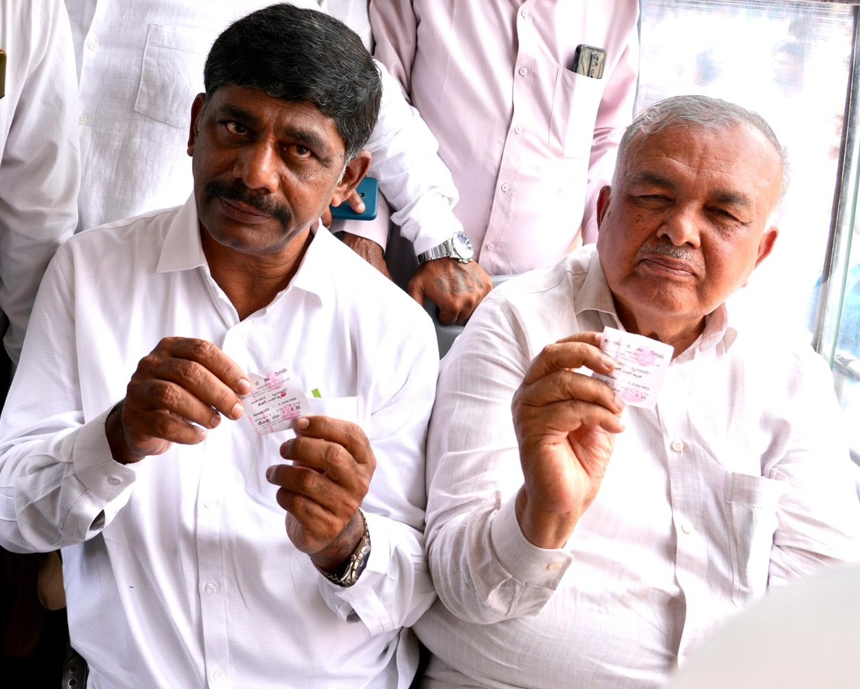 ನಗರ ಸಾರಿಗೆ ಬಸ್‌ನಲ್ಲಿ ಸಚಿವ ರಾಮಲಿಂಗಾ ರೆಡ್ಡಿ ಮತ್ತು ಬಮೂಲ್ ಅಧ್ಯಕ್ಷ ಡಿ.ಕೆ. ಸುರೇಶ್ ಟಿಕೆಟ್ ಪಡೆದು ಪ್ರಯಾಣಿಸಿದರು