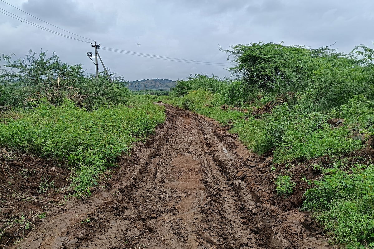 ಕವಿತಾಳ | ಸ್ವಂತ ಹಣದಲ್ಲಿ ರಸ್ತೆ ದುರಸ್ತಿ
