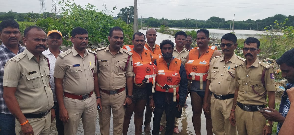 ಶಹಾಬಾದ್: ಜಲ ದಿಗ್ಬಂಧನದಲ್ಲಿ ಸಿಲುಕಿದ್ದ ವ್ಯಕ್ತಿಯನ್ನು ರಕ್ಷಿಸಿದ ಅಗ್ನಿಶಾಮಕದಳ